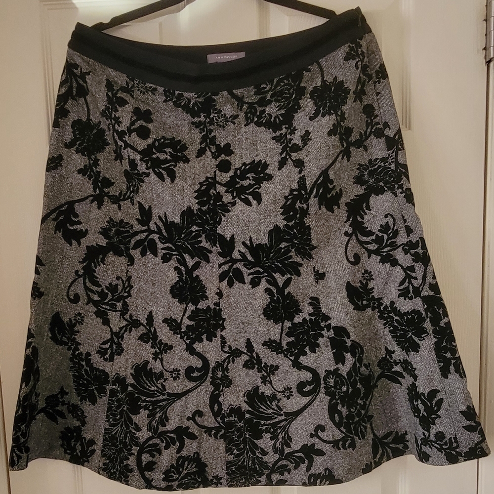 Vintage Ann Taylor Size 14 Pleated Skirt w/Black Flocked Flowers